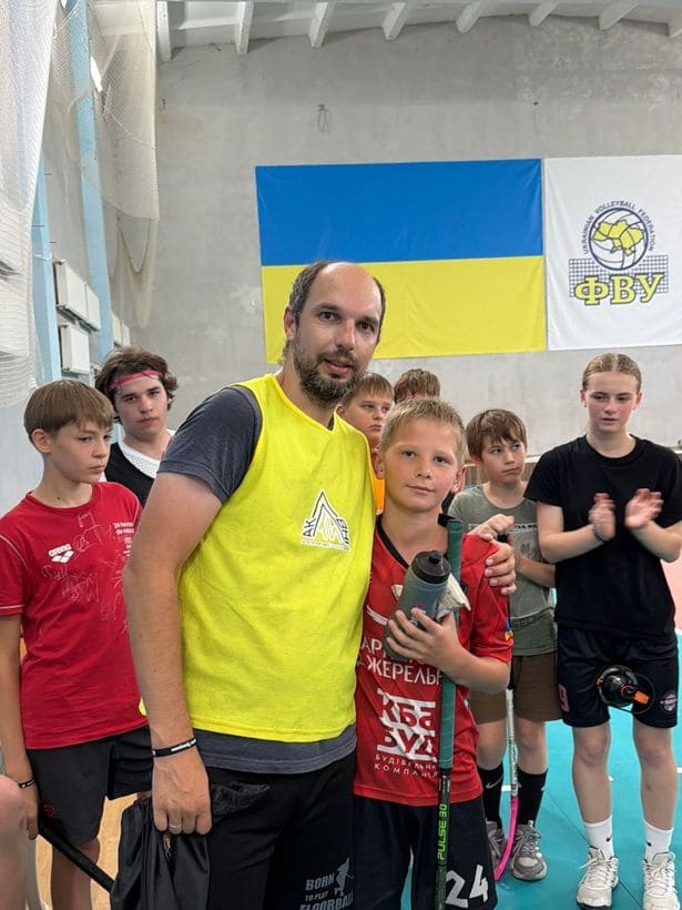 Тренер «Спарти» вручає нагороду кращому гравцю тренування в таборі
