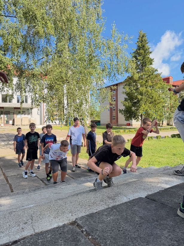 Ранкова пробіжка й робота на сходах у таборі ФК «Спарта»