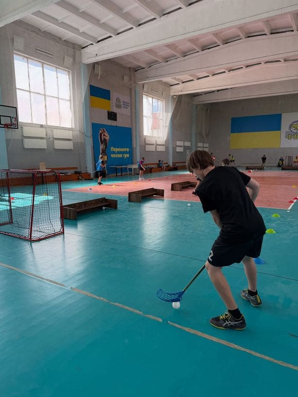 Тренування з флорболу в залі на літньому таборі ФК «Спарта»