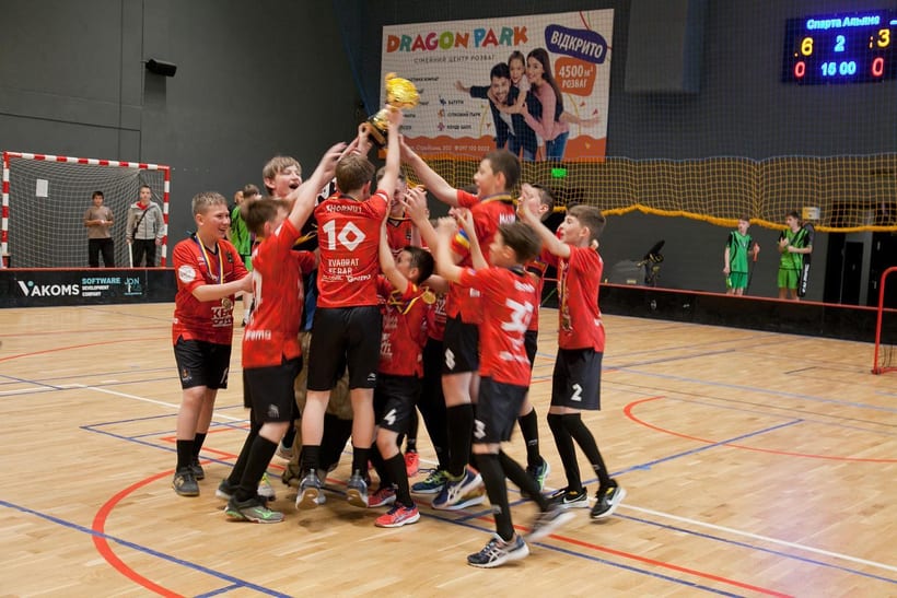 Команда ФК «Спарта» з кубком чемпіонів України з флорболу U-14